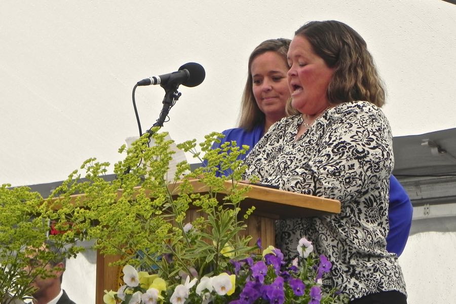 Marc Basnight’s daughters, Caroline, left, and Vicki, presented a letter from their father. (Rob Morris)