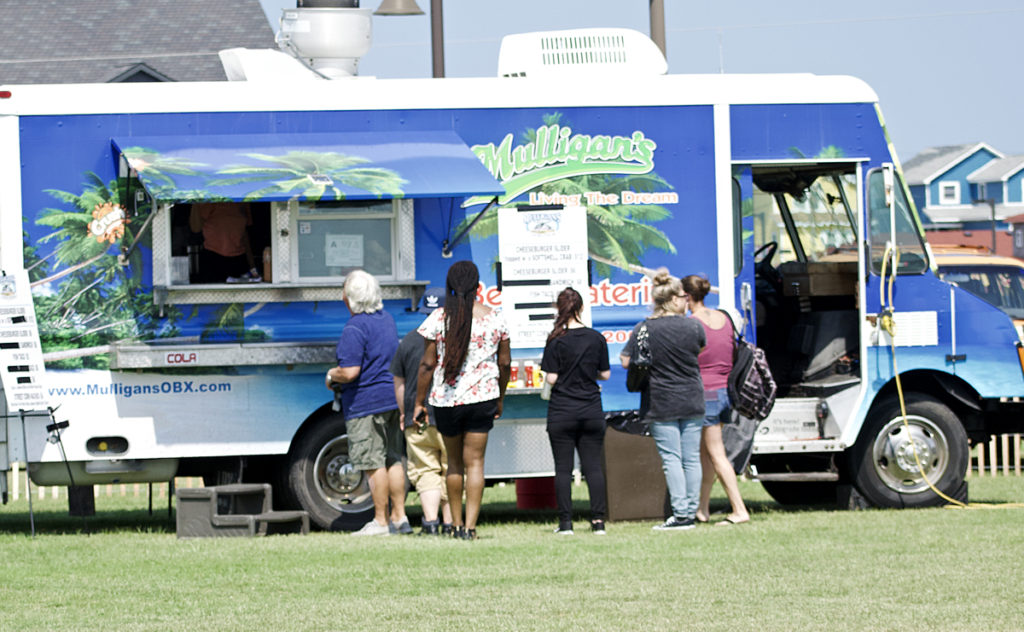 Food trucks will be permitted to serve customers in restaurant parking lots.